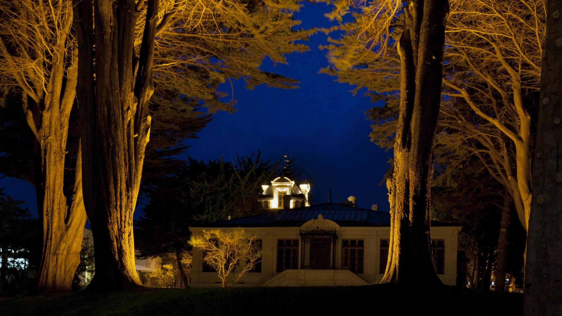Vista nocturna del museo