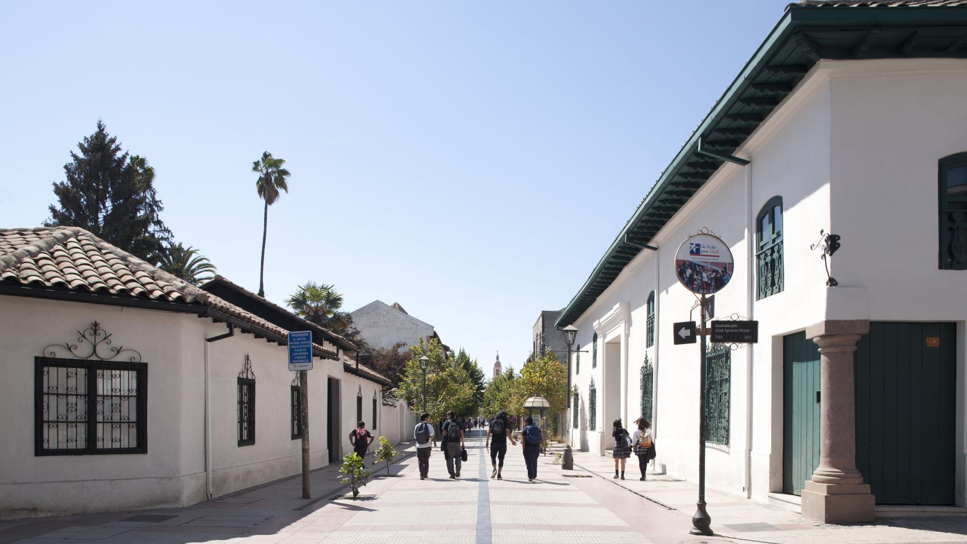 Panorámica en que se observa el paseo peatonal Estado, en ambos entremos se ven inmuebles de arquitectura tradicional chilena.