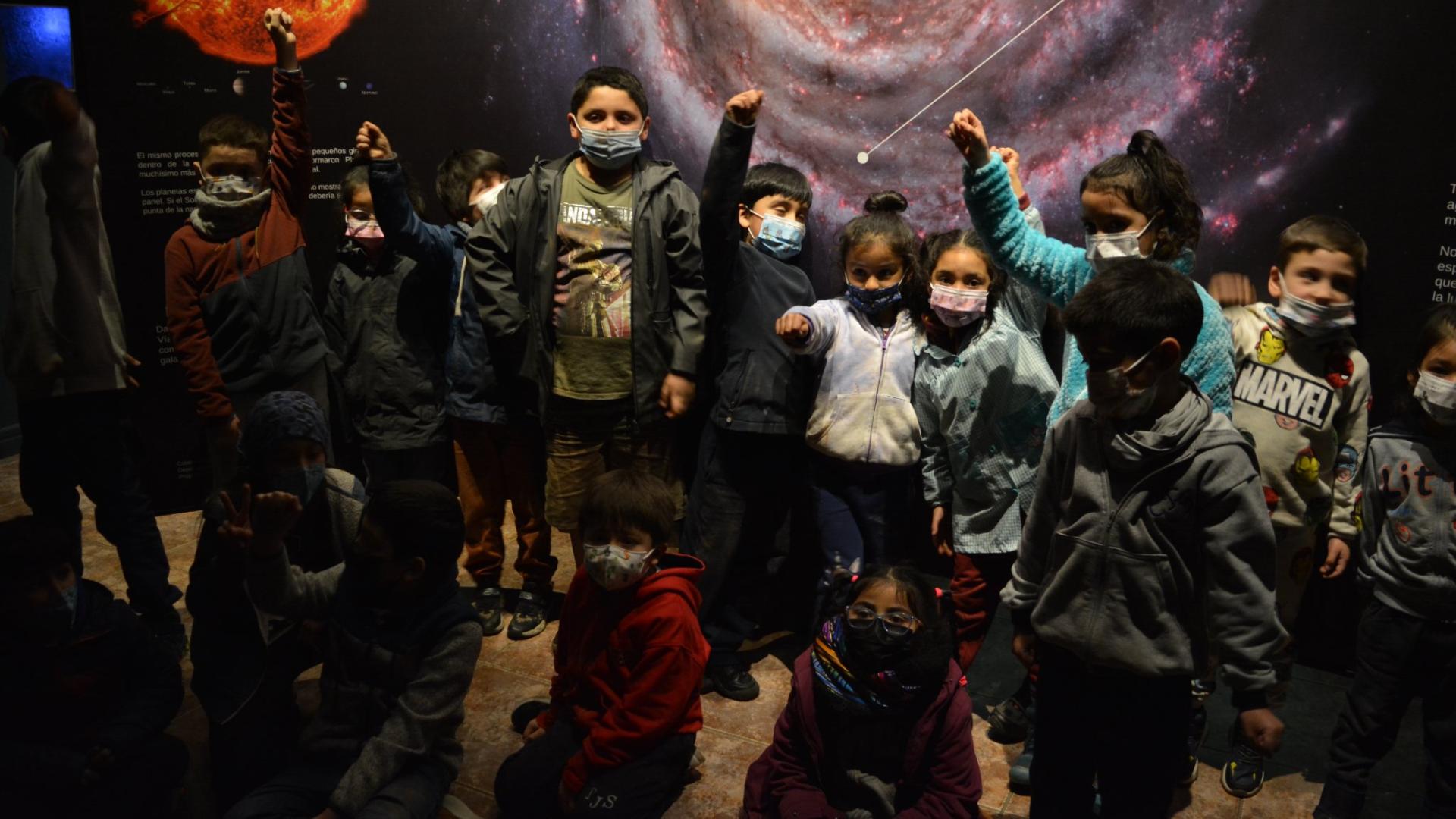 Niños en el panel de astronomía