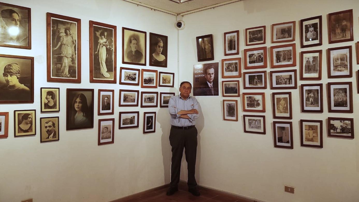 Héctor Hernán Herrera posando junto a la exhibición