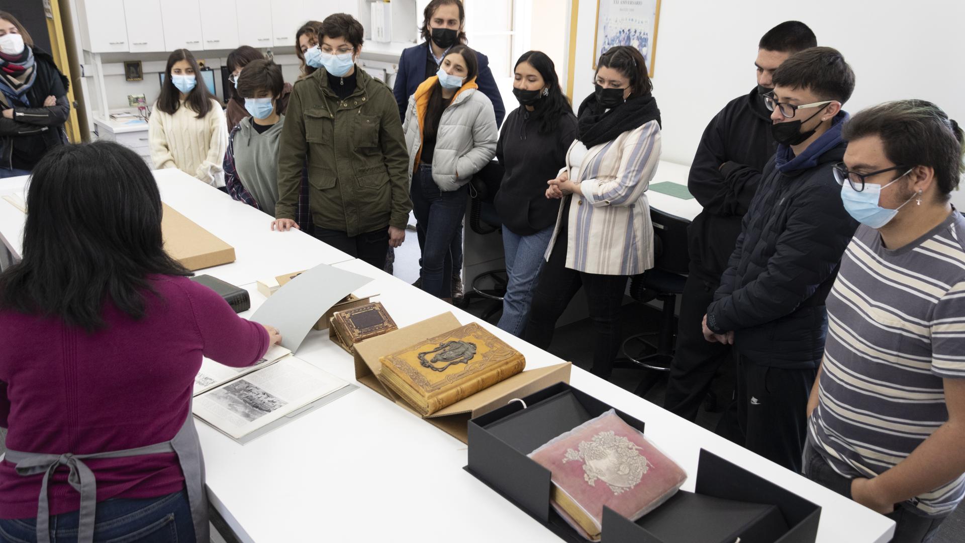 Participantes durante la visita a la Unidad de Patrimonio Gráfico y Documental 