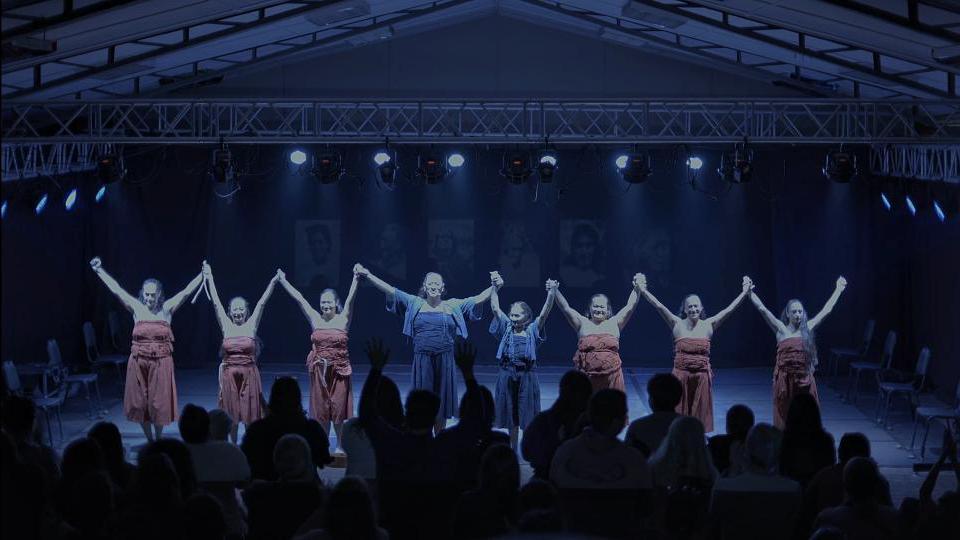 Elenco "Te Mana Hakaara" en Colegio Lorenzo Baeza Vega 