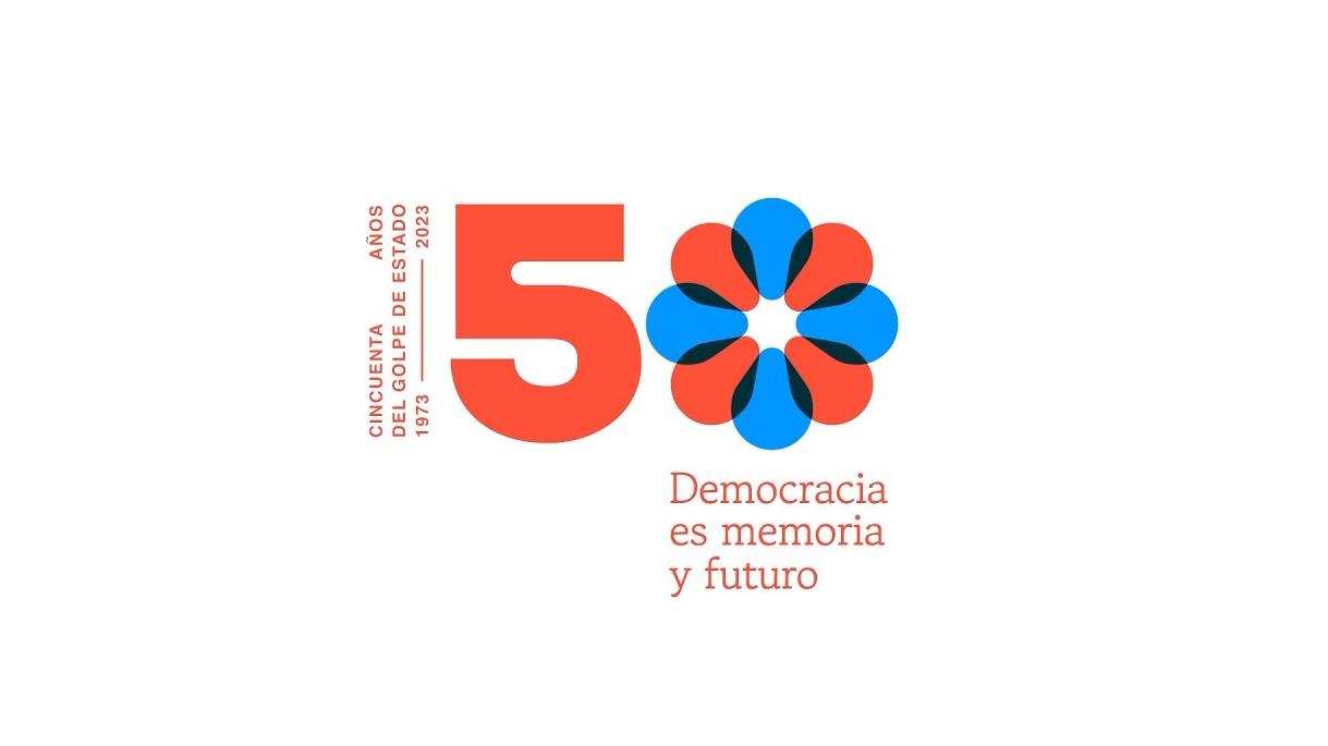 Afiche tipográfico en tonos beige, naranjo y celeste, con la leyenda “Cincuenta años del Golpe de Estado 1973-2023. Democracia es memora y futuro”