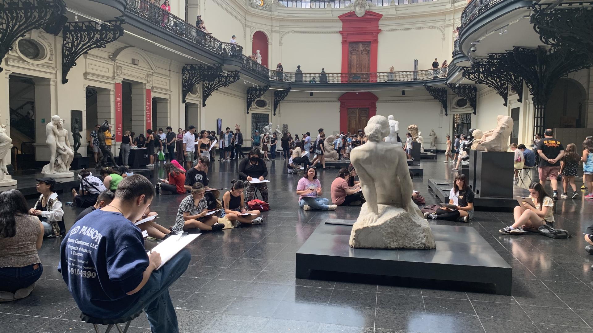 Personas en el hall central del museo 