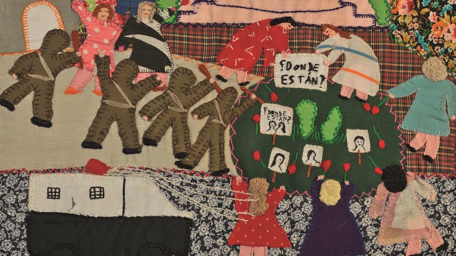 Arpillera bordada con figuras humanas