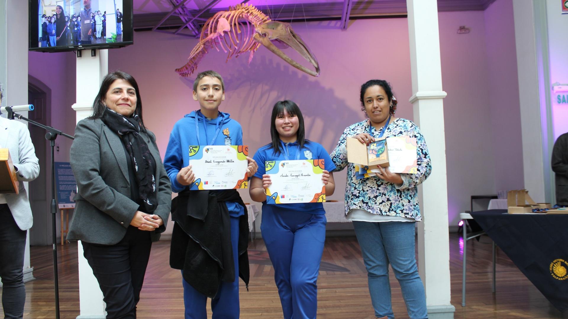 Ganadores en Enseñanza Básica, Escuela Héroes de Chile, de Limache, por el proyecto «Tolerancia de semillas vegetales a bajas temperaturas».