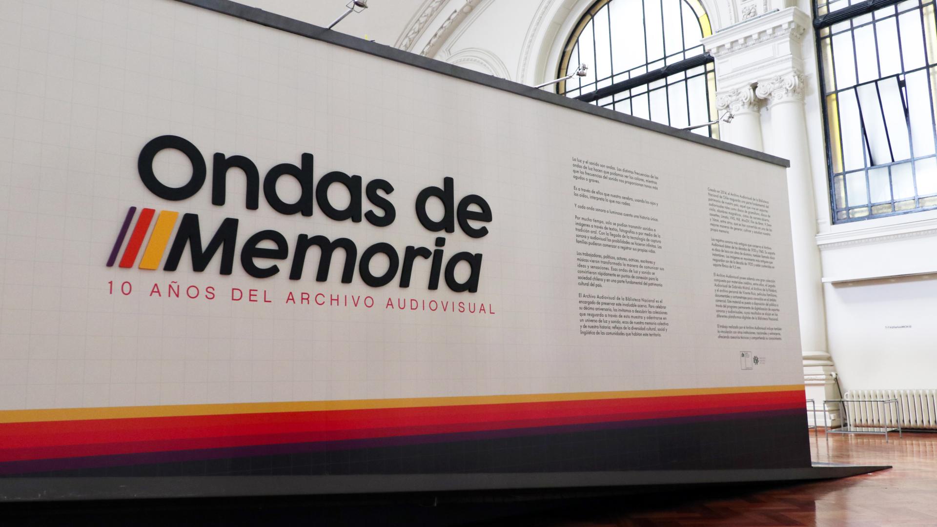 Montaje exposición "Ondas de memoria: 10 años del Archivo Audiovisual"