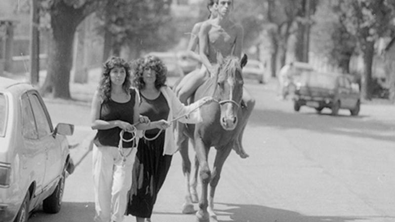 Performance en Campus Las Encinas de la U. de Chile, 1988. Imagen del sitio web. 
