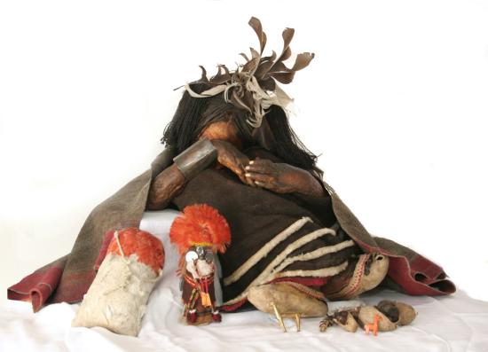 El Niño del cerro El Plomo, con su ajuar funerario.