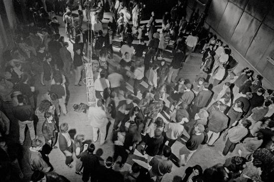 Imagen en blanco y negro de un grupo de personas