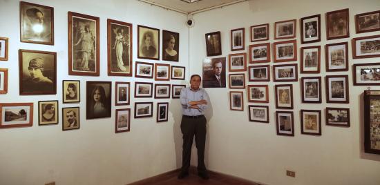 Héctor Hernán Herrera posando junto a la exhibición