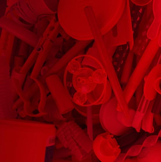 Imagen de objetos pequeños en tonos rojos