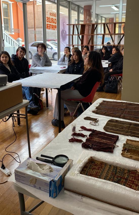 estudiantes de diseño analizan textiles del museo