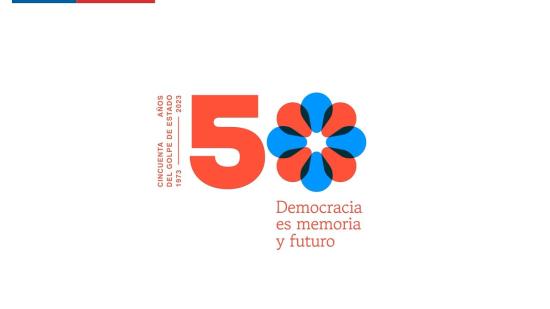 Afiche tipográfico en tonos beige, naranjo y celeste, con la leyenda “Cincuenta años del Golpe de Estado 1973-2023. Democracia es memora y futuro”