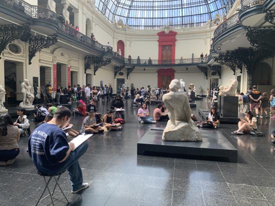 Personas en el hall central del museo 