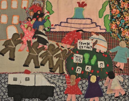 Arpillera bordada con figuras humanas