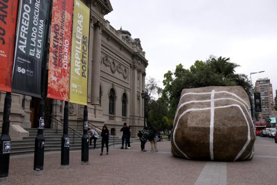Fotografía del frontis del MNBA con intervención artística en el frontis, que simula una piedra gigante