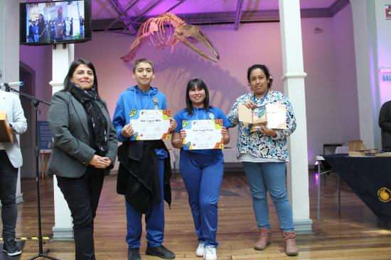 Ganadores en Enseñanza Básica, Escuela Héroes de Chile, de Limache, por el proyecto «Tolerancia de semillas vegetales a bajas temperaturas».