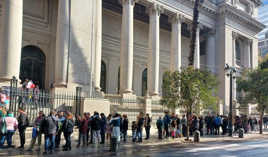 Frontis con fila de personas.