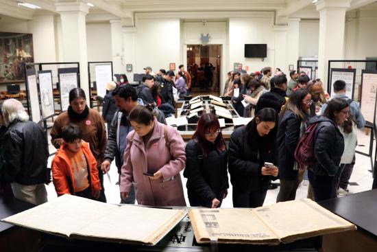 Visitantes en el Salón de Periódicos y Microformatos. 