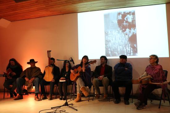 Autores de "50 Versos a lo Poeta" muestran sus versos en el Centex
