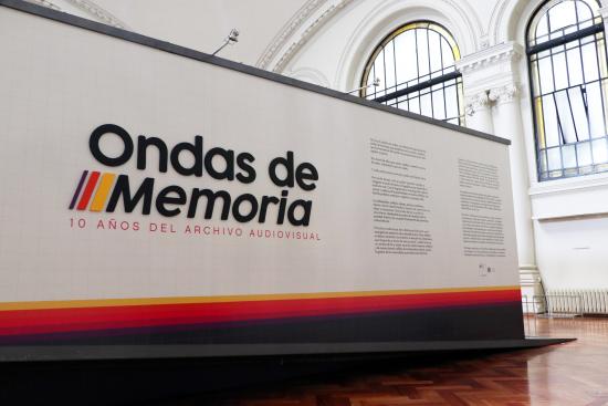 Montaje exposición "Ondas de memoria: 10 años del Archivo Audiovisual"