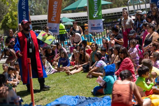 Asistentes a la actividad disfrutan de un cuentacuento