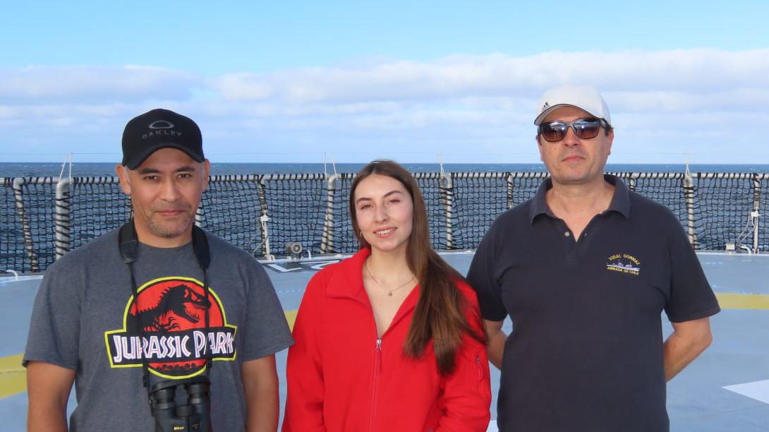 El equipo que estudiará la macro y meiofauna bentónica durante el crucero: de izquierda a derecha: Jorge Pérez-Schultheiss (Curador del AZI-MNHN), Bernardita Mutschke (estudiante de pregrado de la Universidad de Valparaíso) y Eulogio Soto (Académico de la Universidad de Valparaíso) (Créditos: Javier Sellanes – ESMOI-UCN).