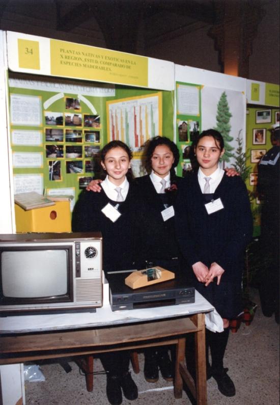 Proyecto “Plantas Nativas y Exóticas en la Décima Región: Estudio Comparado de Especies Maderables”, enseñanza media. Colegio Isidora Zegers de Huneeus, Puerto Montt, 1996. Colección Archivo Patrimonial FCNJ.